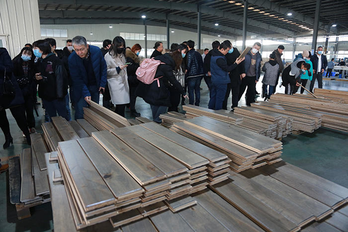 鵬鴻地板生產(chǎn)車(chē)間