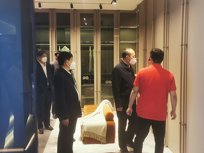 參觀鵬鴻家居生產(chǎn)車間